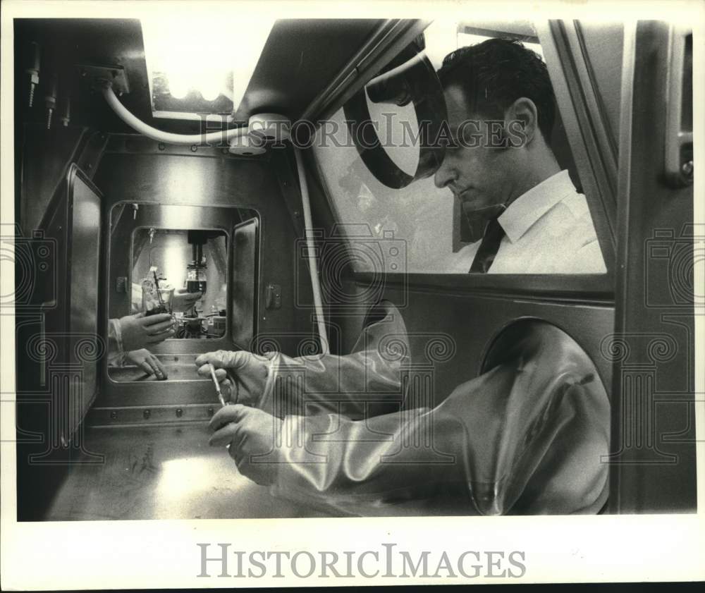 1969 Press Photo Cancer &quot;hot virus&quot; lab director Dr. Alfred Hellman - now38385