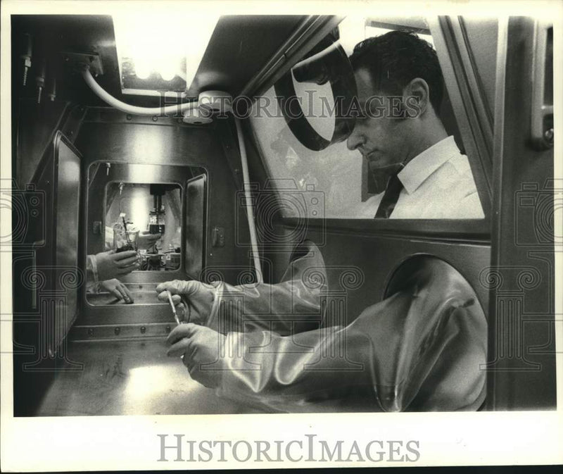 Load image into Gallery viewer, 1969 Press Photo Cancer "hot virus" lab director Dr. Alfred Hellman - now38385
