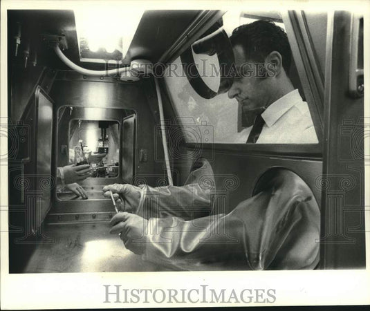 1969 Press Photo Cancer "hot virus" lab director Dr. Alfred Hellman - now38385