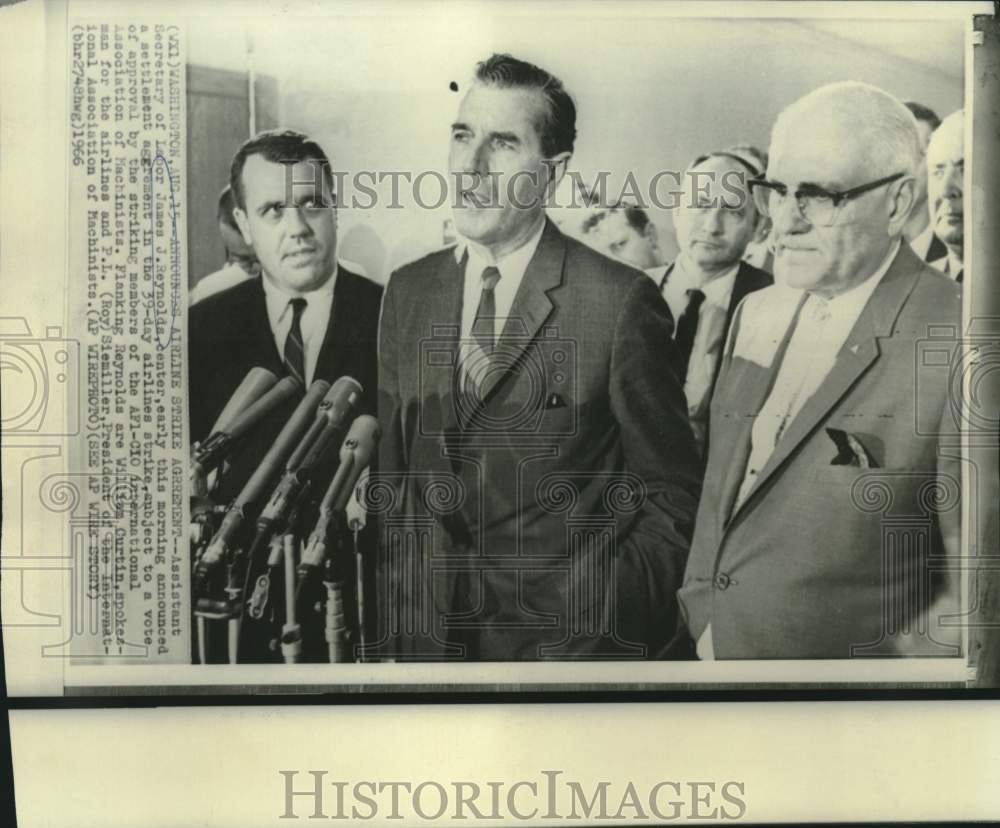 1966 Press Photo James Reynolds and labor officials make strike announcement