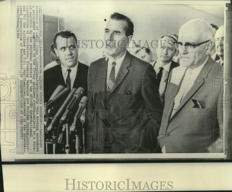 Load image into Gallery viewer, 1966 Press Photo James Reynolds and labor officials make strike announcement
