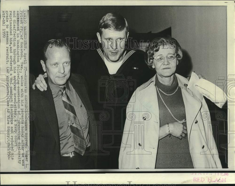 Load image into Gallery viewer, 1970 Press Photo Seaman Apprentice Roger Priest, Jr. and parents in Washington
