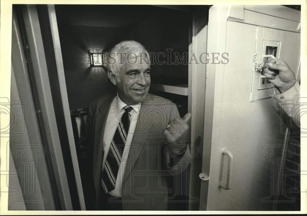1984 Press Photo Raymond Procunier inspects Huntsville prison cell renovation