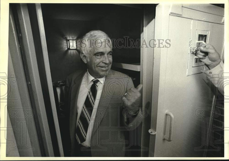 Load image into Gallery viewer, 1984 Press Photo Raymond Procunier inspects Huntsville prison cell renovation
