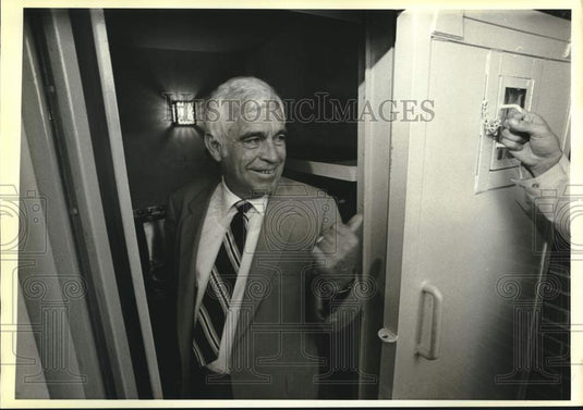 1984 Press Photo Raymond Procunier inspects Huntsville prison cell renovation
