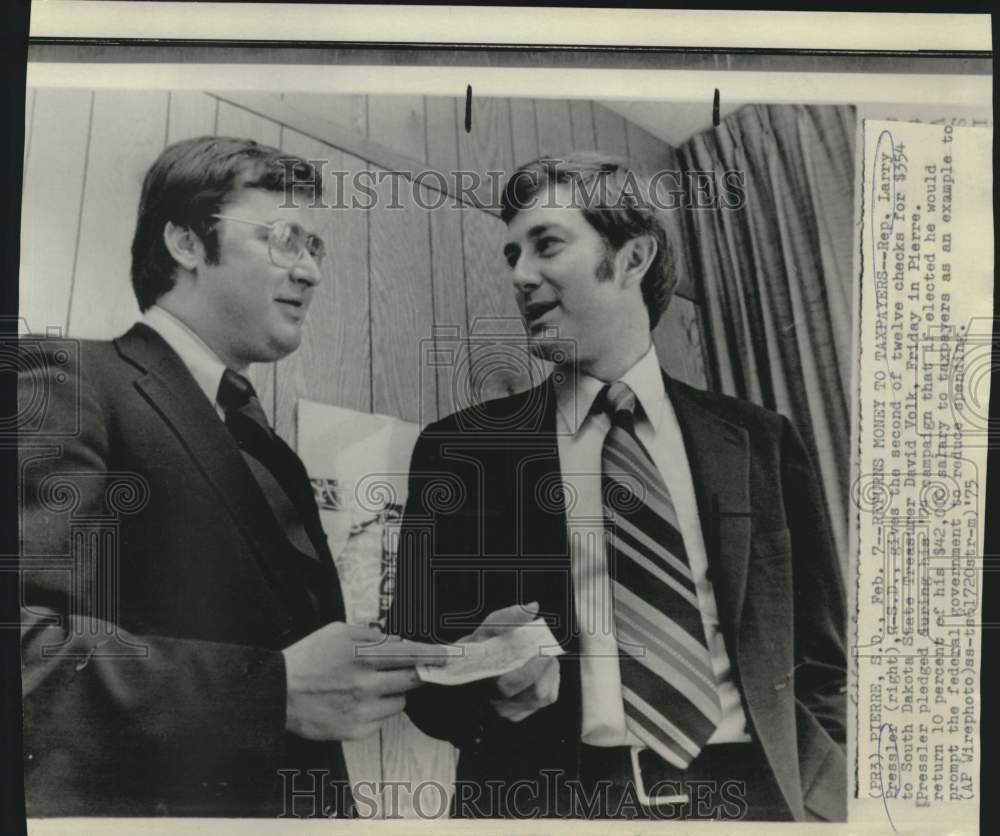 1975 Press Photo Representative Larry Pressler returns money to treasurer Volk