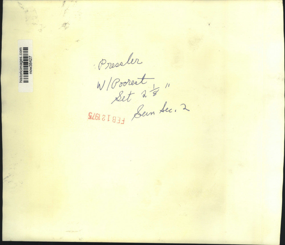 1975 Press Photo Representative Larry Pressler returns money to treasurer Volk