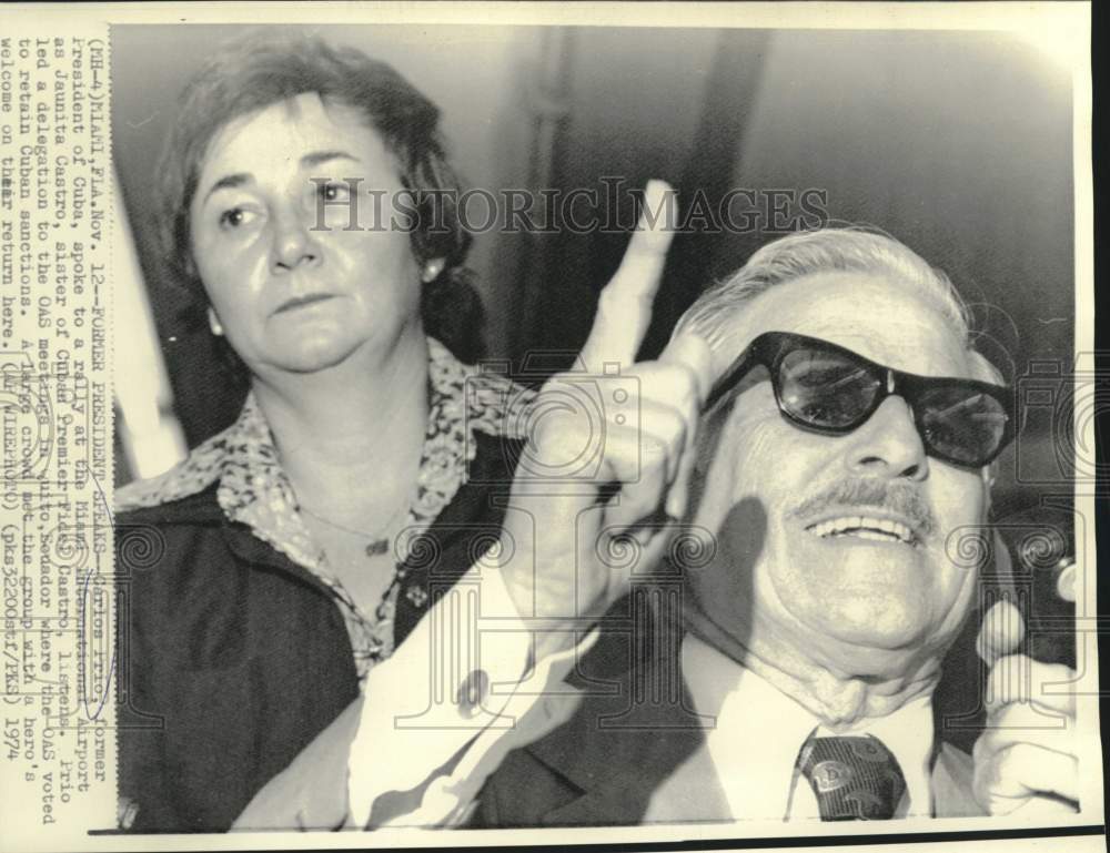 1974 Press Photo Former Cuban President Carlos Prio Speaks at Miami Airport