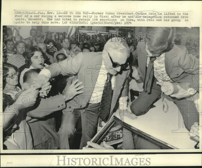 Load image into Gallery viewer, 1974 Press Photo Former Cuban President Carlos Prio Lifted to Car Roof in Miami
