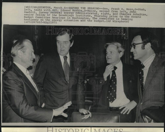 1975 Press Photo Senator Edmund Muskie with Committee members before hearings