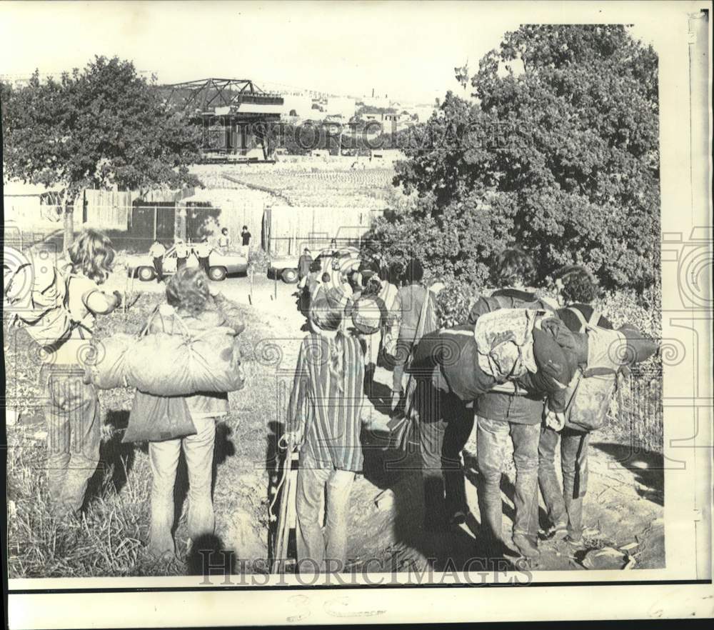 1971 Press Photo Newport Jazz Festival fans abandon campground park - now38467