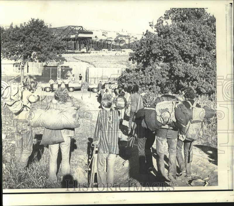 Load image into Gallery viewer, 1971 Press Photo Newport Jazz Festival fans abandon campground park - now38467
