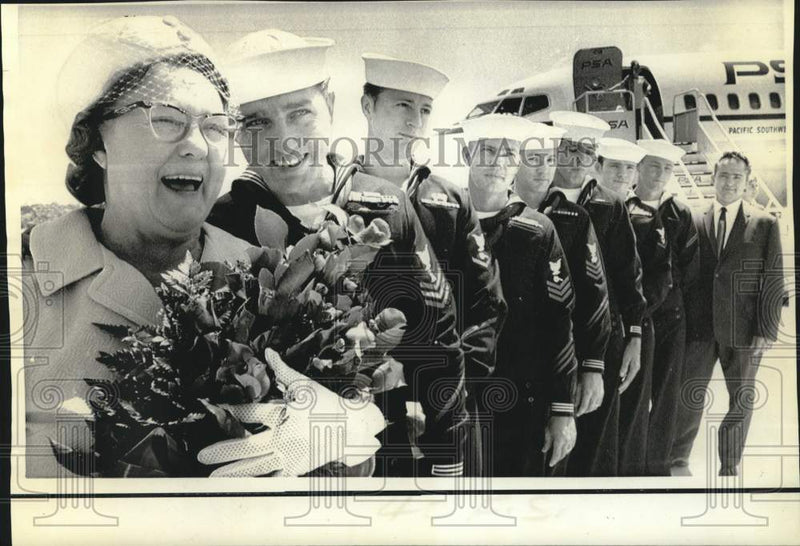 Load image into Gallery viewer, 1971 Press Photo Mrs. Kirby Newman smiles with her eight Navy sons, San Diego
