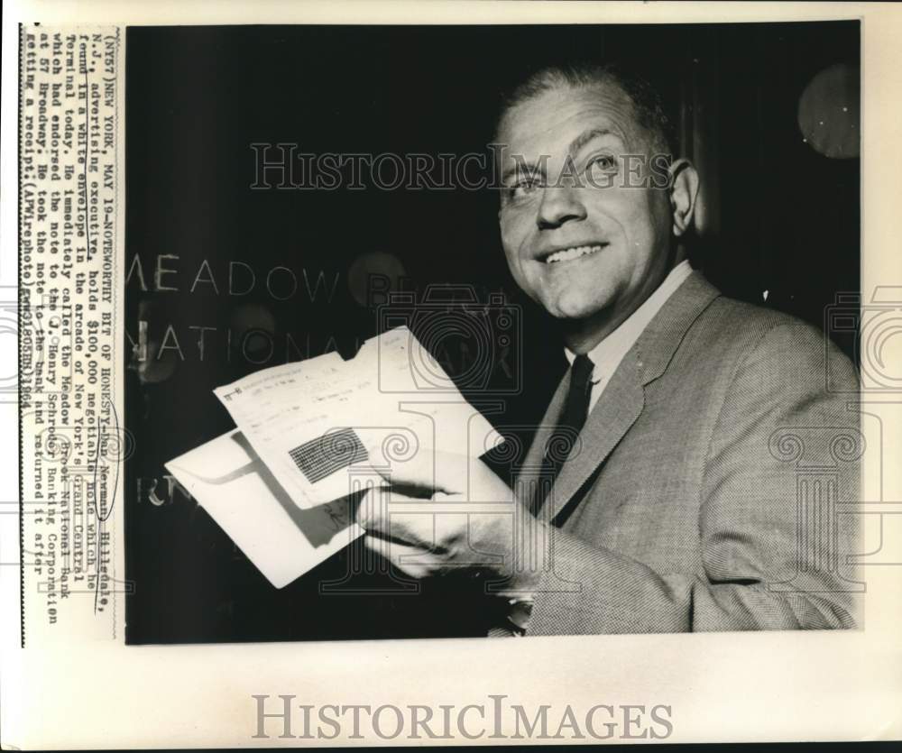 1964 Press Photo Advertising Exec. Dan Newman holds a negotiable note, New York