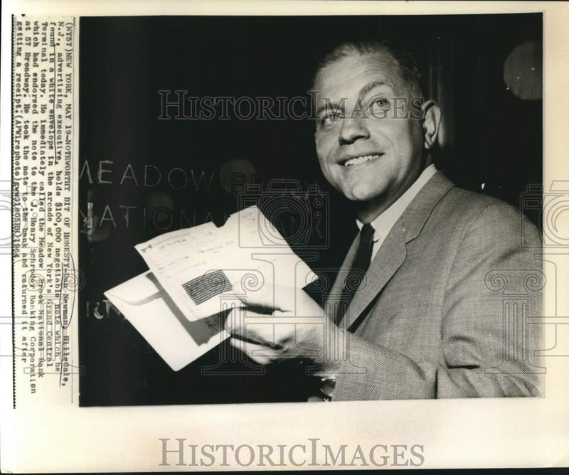 Load image into Gallery viewer, 1964 Press Photo Advertising Exec. Dan Newman holds a negotiable note, New York
