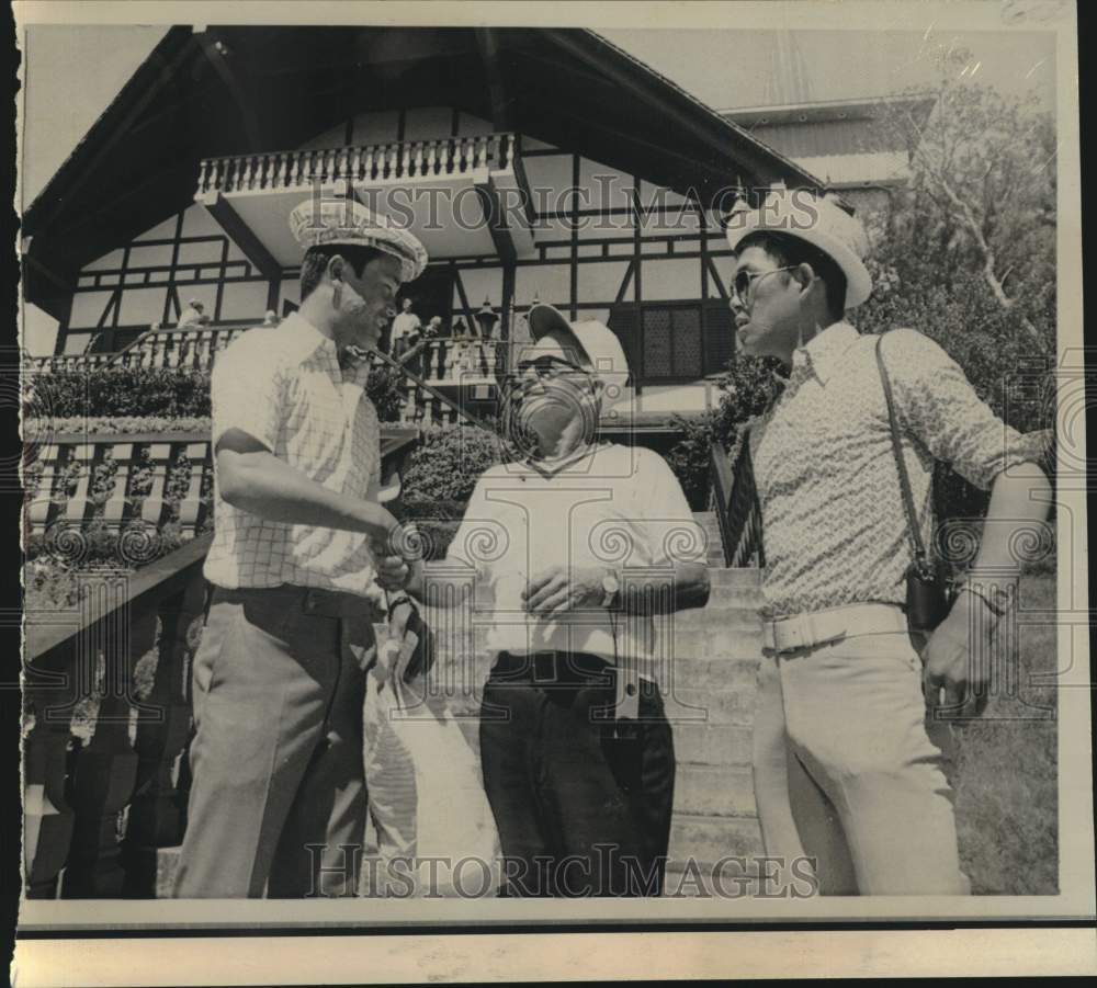 1975 Press Photo A tourist greets Chunichi Dragons baseball players in Florida