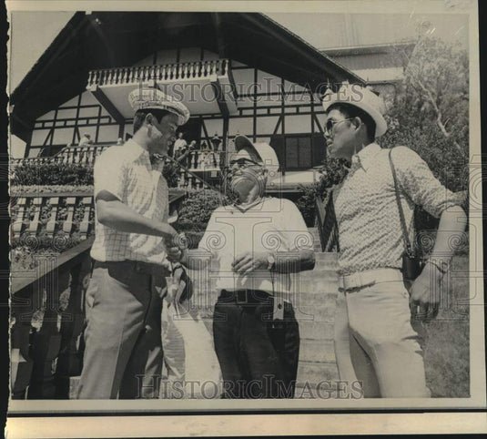 1975 Press Photo A tourist greets Chunichi Dragons baseball players in Florida