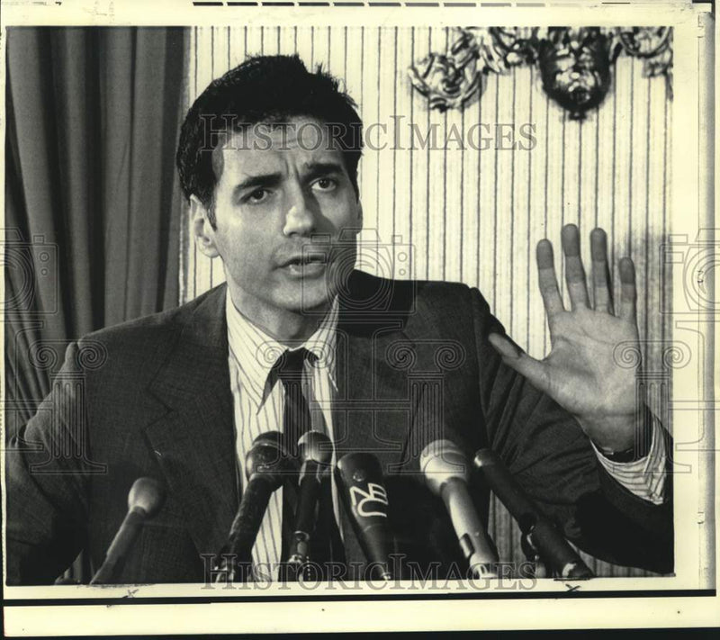 Load image into Gallery viewer, 1973 Press Photo Ralph Nader gestures during Washington news conference
