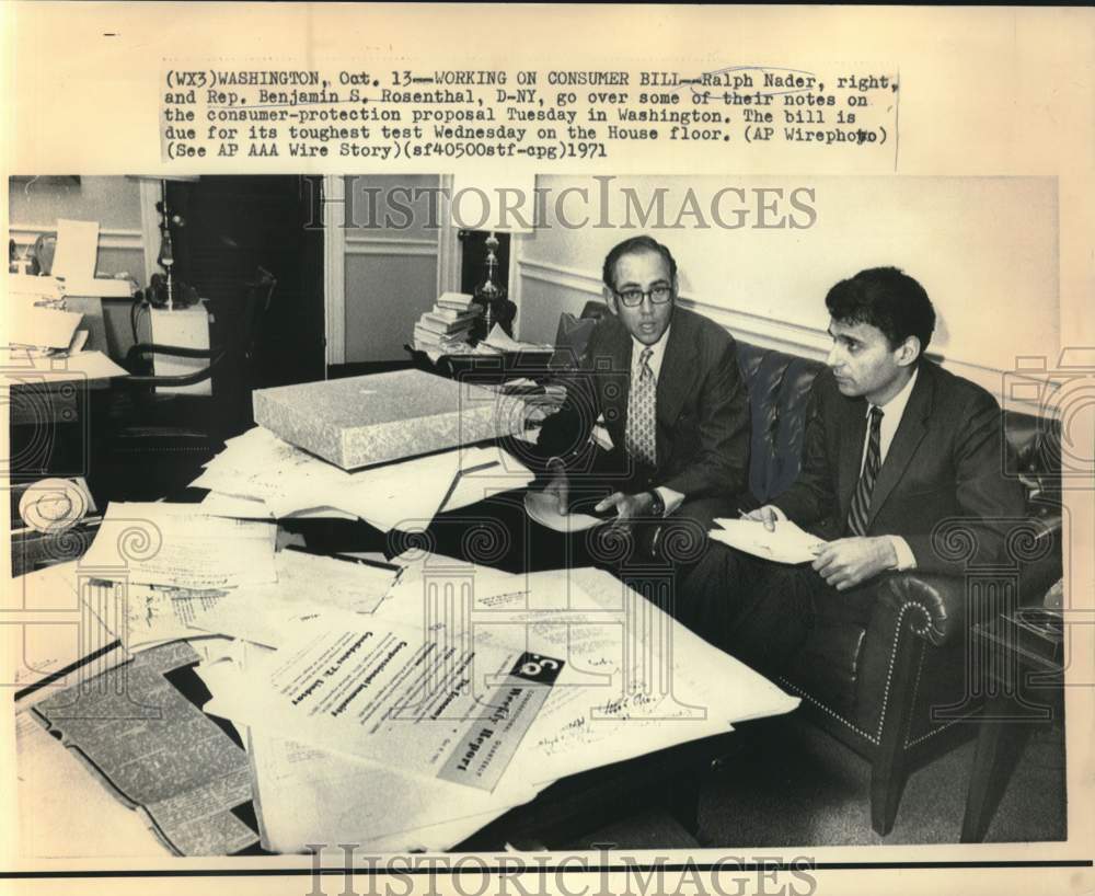 1971 Press Photo Ralph Nader, Rep. Benjamin Rosenthal review notes in Washington