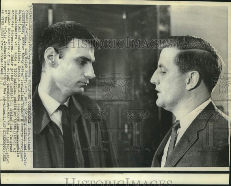 Load image into Gallery viewer, 1968 Press Photo Sen. Walter Mondale &amp; Ralph Nader confer after hearing, Wash.
