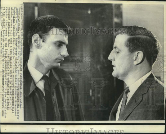 1968 Press Photo Sen. Walter Mondale & Ralph Nader confer after hearing, Wash.