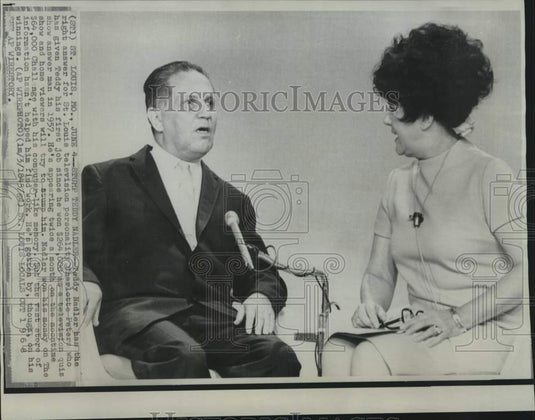 1968 Press Photo Teddy Nadler works on a tv show with Charlotte Peters, Missouri