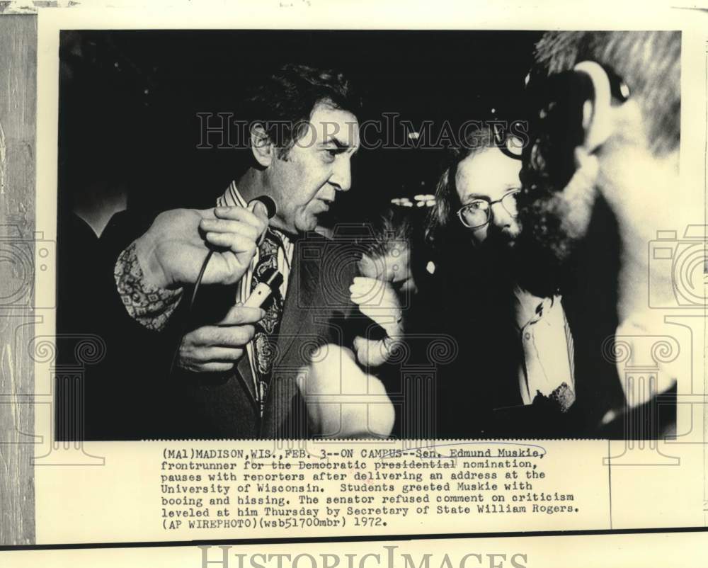 1972 Press Photo Senator Ed Muskie speaks to reporters after speech, Wisconsin