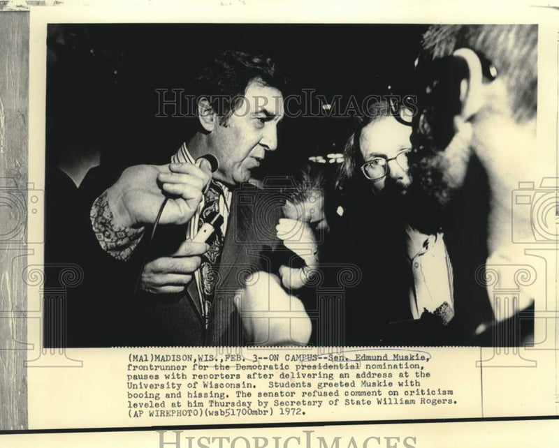 Load image into Gallery viewer, 1972 Press Photo Senator Ed Muskie speaks to reporters after speech, Wisconsin
