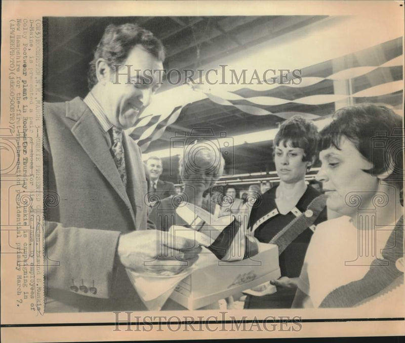 Load image into Gallery viewer, 1972 Press Photo Colby Footwear employees present Sen. Ed Muskie with shoes, NH.
