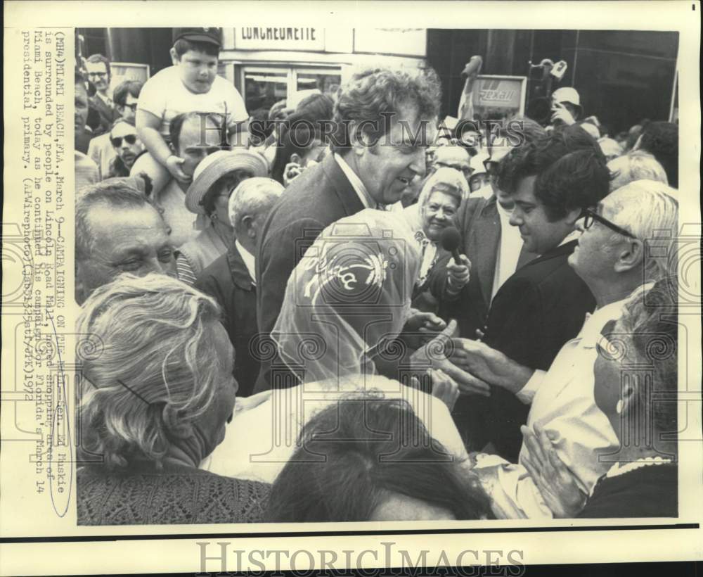 1972 Press Photo Senator Ed Muskie greeted by crowds at Lincoln Road Mall, FL.
