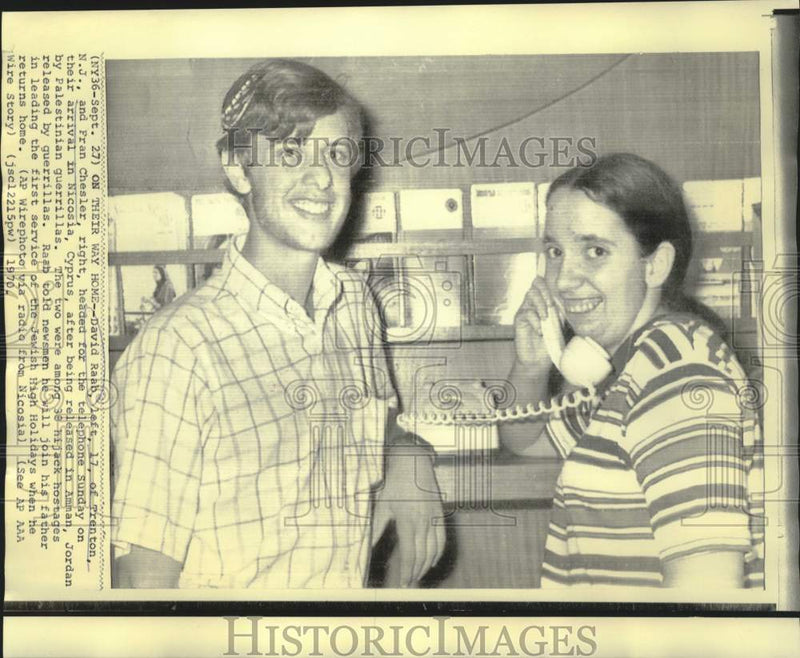 Load image into Gallery viewer, 1970 Press Photo Airline hostages David Raab, Fran Chesler call home from Cyprus
