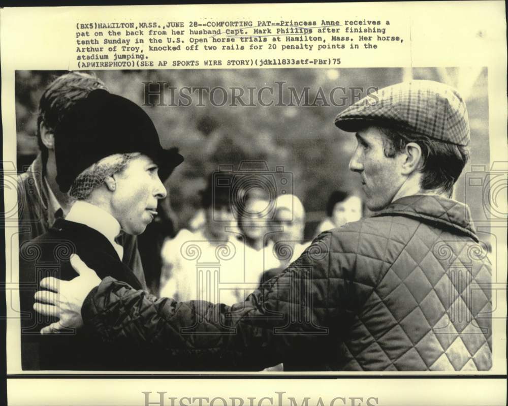 1975 Press Photo Princess Anne receives comforting pat from Mark Phillips in MA