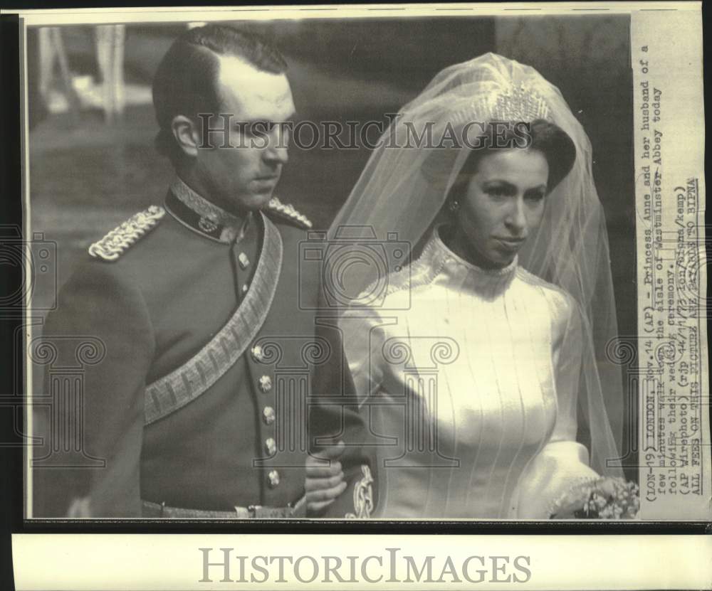 1973 Press Photo Princess Anne and husband walk aisle of Westminster Abbey