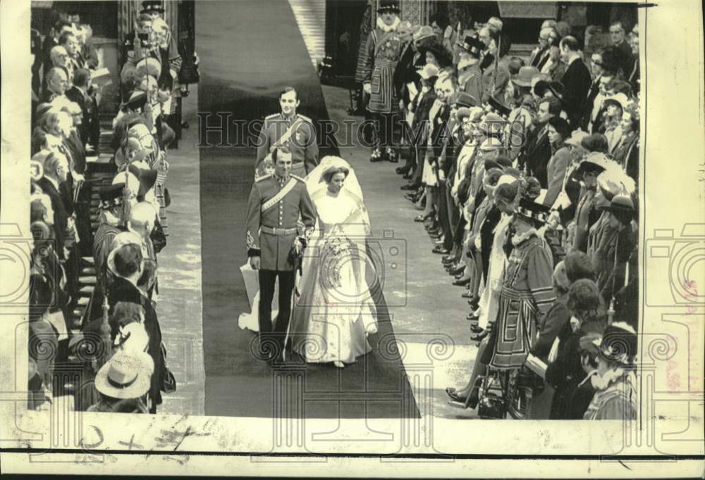 1973 Press Photo Princess Anne and Mark Phillips walk aisle of Westminster Abbey