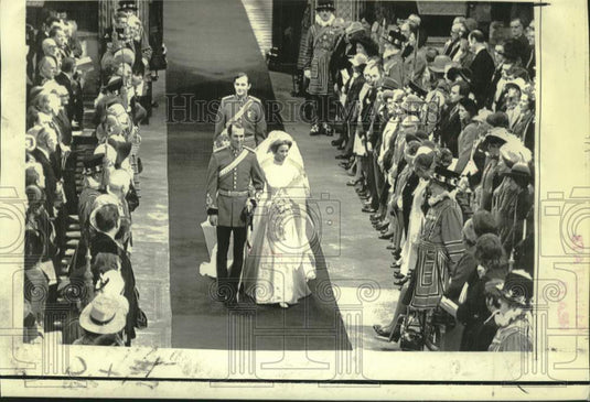 1973 Press Photo Princess Anne and Mark Phillips walk aisle of Westminster Abbey