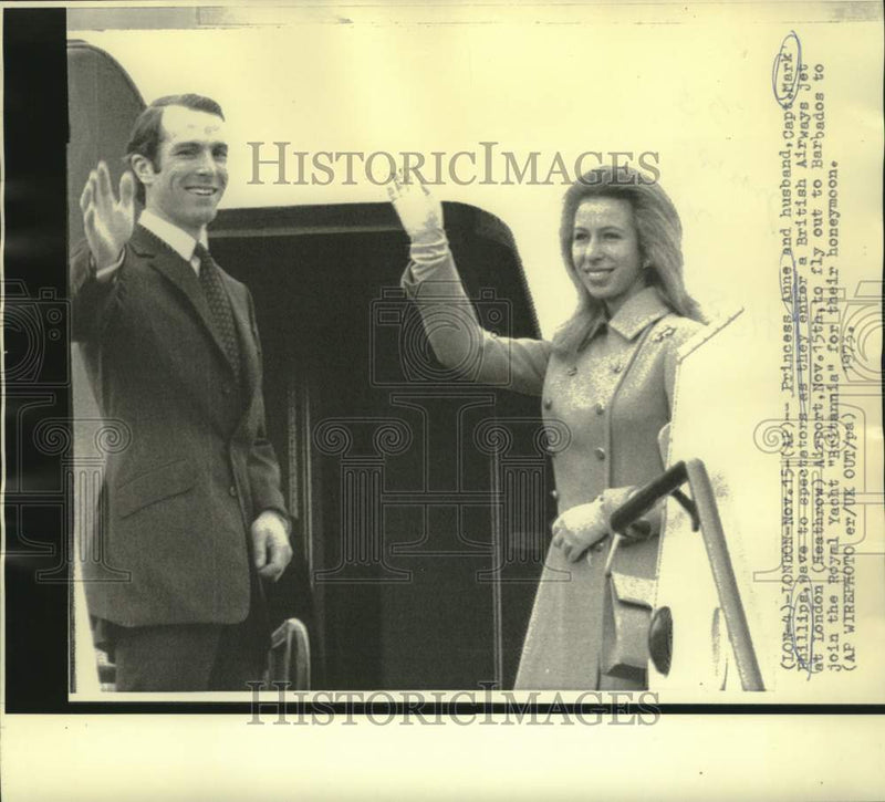 Load image into Gallery viewer, 1973 Press Photo Princess Anne and Mark Phillips wave from Heathrow Airport
