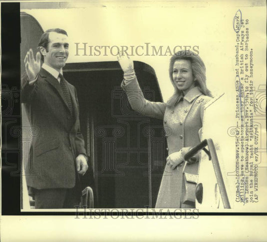1973 Press Photo Princess Anne and Mark Phillips wave from Heathrow Airport
