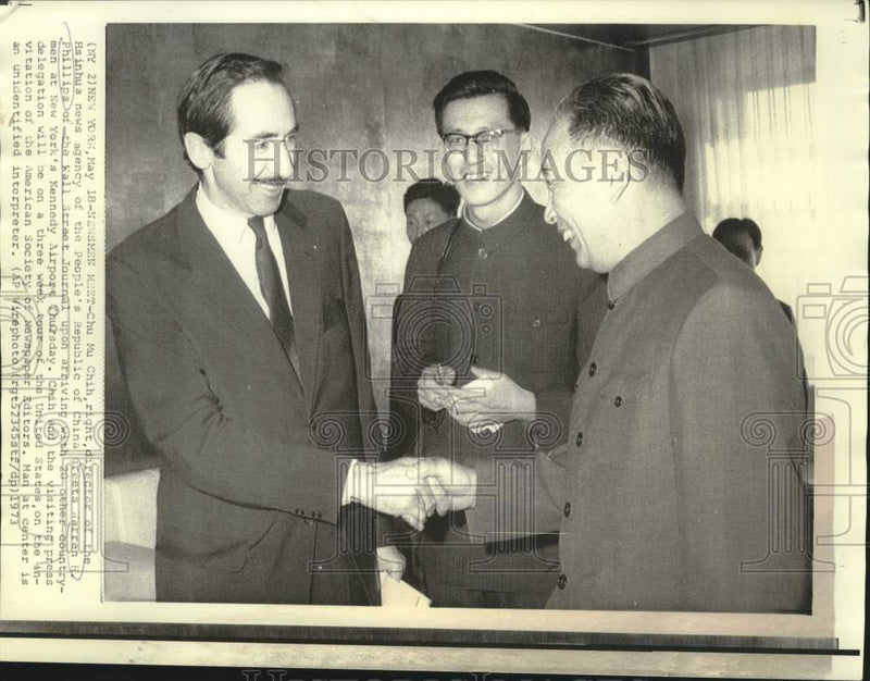 Load image into Gallery viewer, 1973 Press Photo China's Chu Mu Chih greets Warren Phillips at Kennedy Airport
