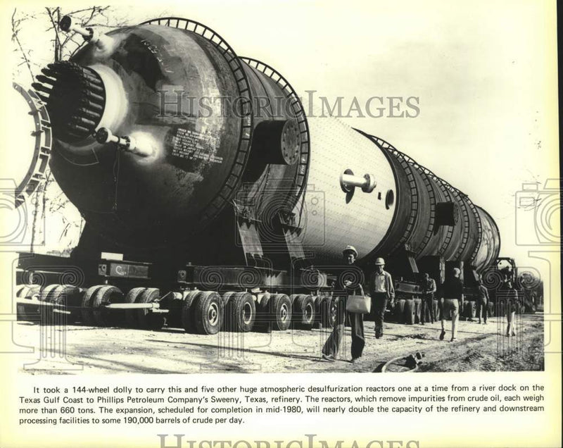 Load image into Gallery viewer, 1979 Press Photo Desulfurization reactor moved in Texas to Phillips Petroleum
