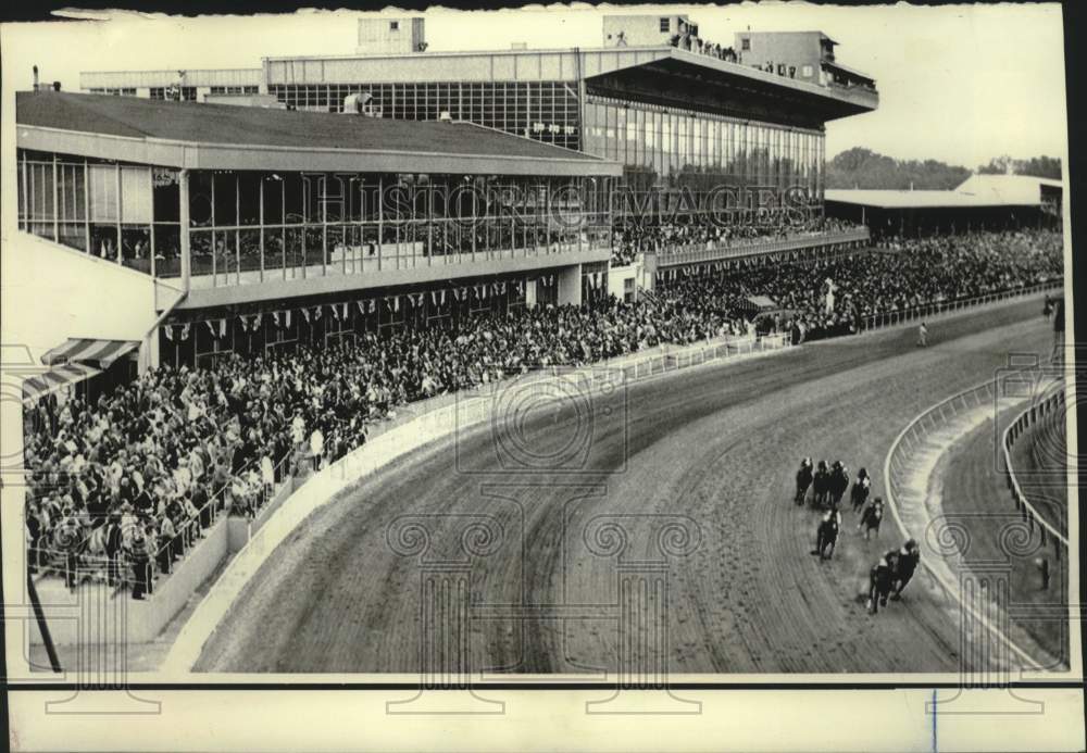 1971 Press Photo Crowds in the Pimlico racetrack stands cheer during a race, MD.