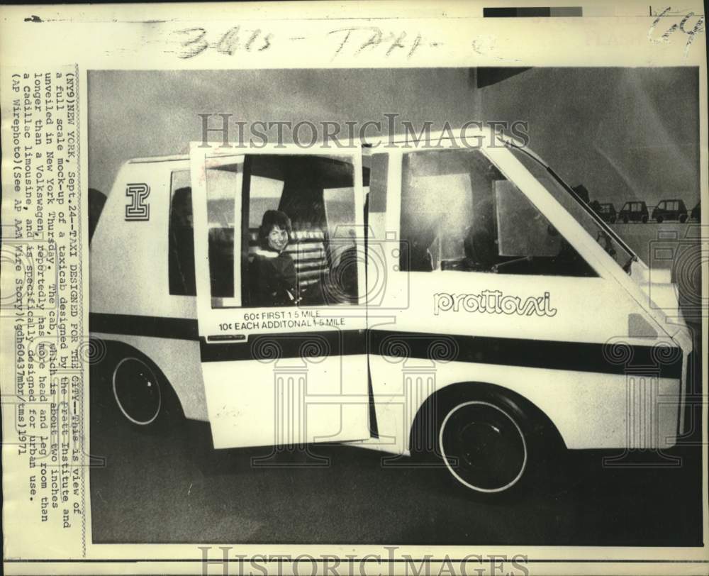 1971 Press Photo City Taxicab Prototype Unveiled in New York City - now38626