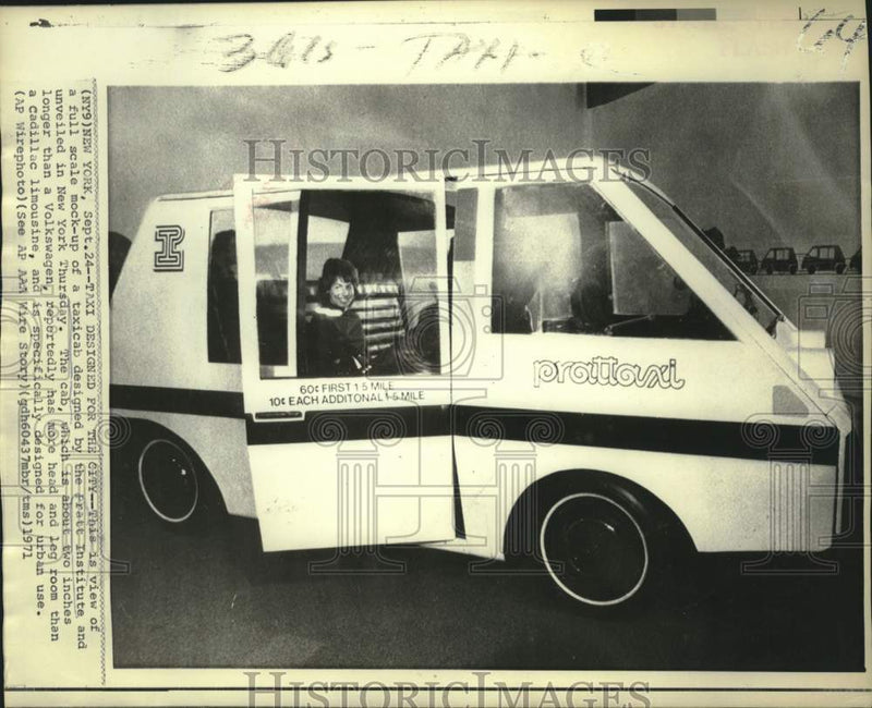 Load image into Gallery viewer, 1971 Press Photo City Taxicab Prototype Unveiled in New York City - now38626
