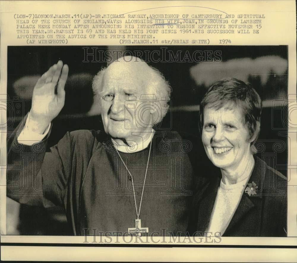 1974 Press Photo Dr. Michael Ramsey and wife, Joan, at London's Lambeth Palace