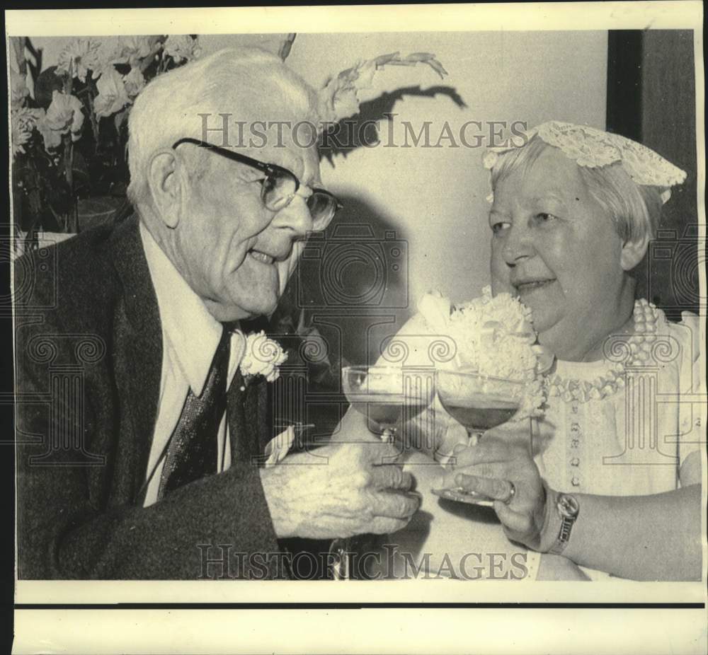 1971 Press Photo Mr. and Mrs. Virgil Lee Ramsey toast after CA wedding ceremony