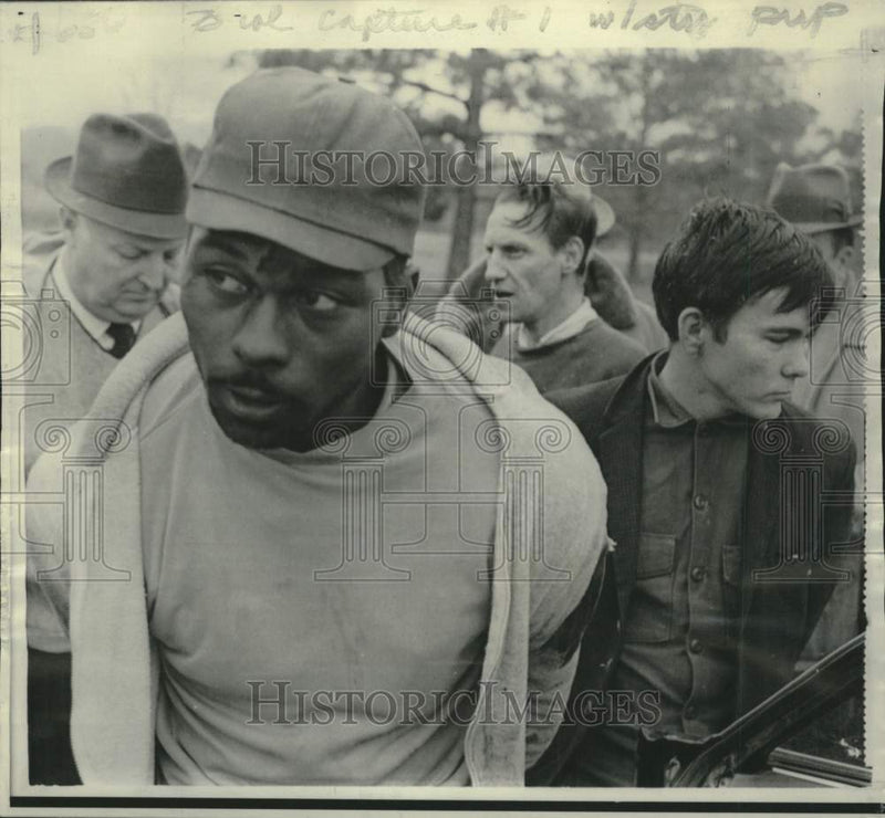 Load image into Gallery viewer, 1969 Press Photo Willie Price and other jail escapees in custody of Jack Travis
