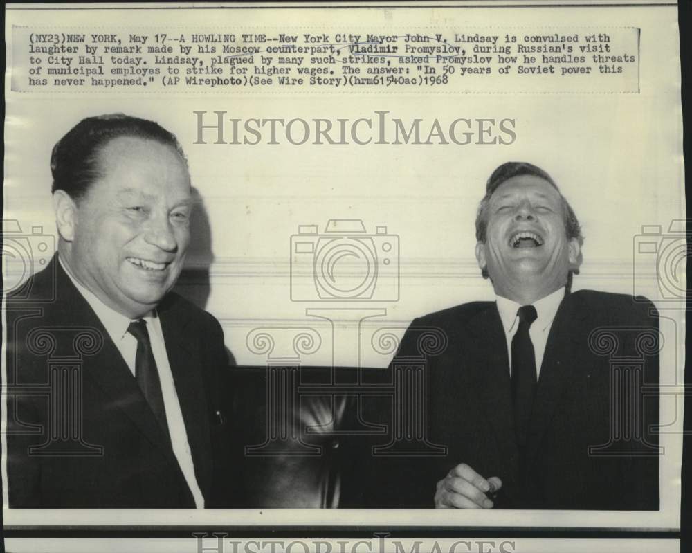 1968 Press Photo Mayor John LIndsay and Soviet&#39;s Vladimir Promyslova laugh in NY