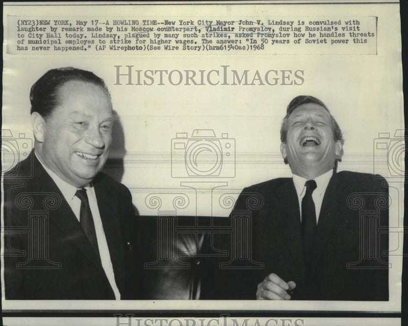 Load image into Gallery viewer, 1968 Press Photo Mayor John LIndsay and Soviet's Vladimir Promyslova laugh in NY
