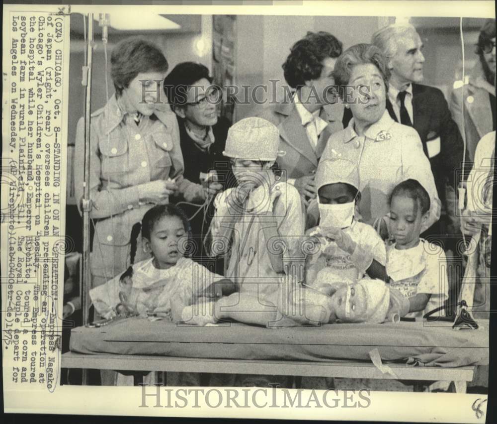 1975 Press Photo Empress Nagako with Wyler Children&#39;s hospital pretend operation