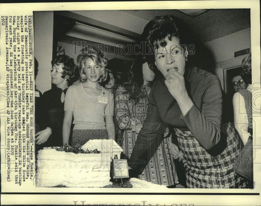 1972 Press Photo Jane Muskie samples birthday cake frosting in Washington