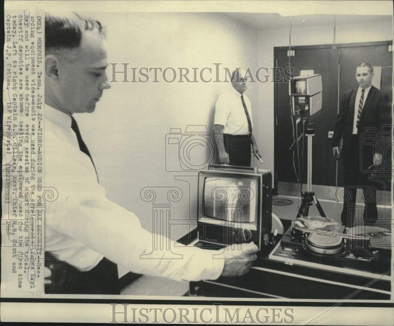 Load image into Gallery viewer, 1968 Press Photo Recording equipment tested for James Earl Ray TN arraignment
